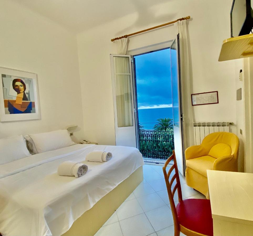Hotel Alba Chiara ฟีนาเลลีกูเร ภายนอก รูปภาพ