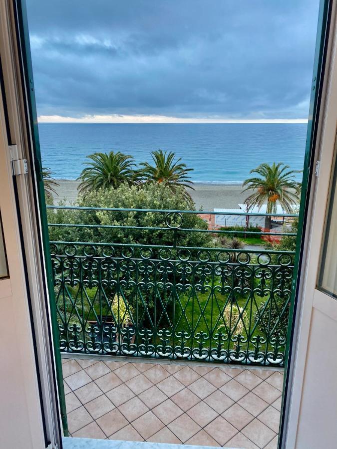 Hotel Alba Chiara ฟีนาเลลีกูเร ภายนอก รูปภาพ